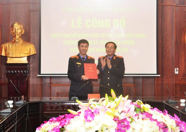 Phó Viện trưởng Thường trực VKSNDTC Nguyễn Hải Phong trao quyết định bổ nhiệm chức vụ Phó Chánh Văn phòng VKSNDTC cho đồng chí Mai Trung Thành