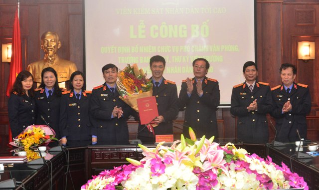 Phó Viện trưởng Thường trực VKSNDTC Nguyễn Hải Phong cùng lãnh đạo Văn phòng chúc mừng đồng chí Mai Trung Thành