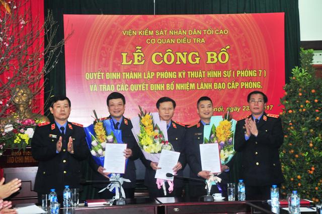 Đồng chí Nguyễn Hải Phong- Phó Viện trưởng Thường trực trao Quyết định bổ nhiệm cho 3 đồng chí