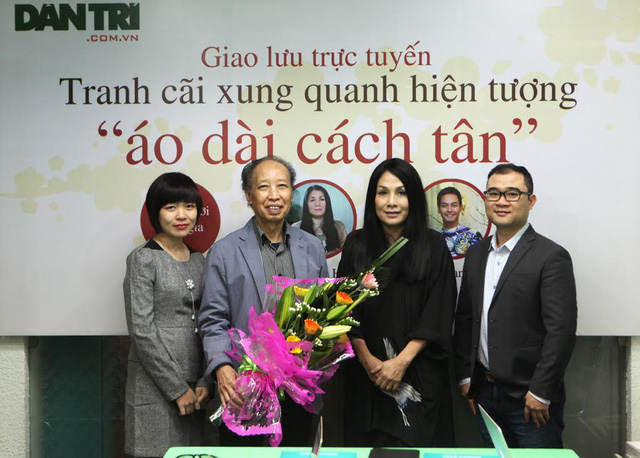TBT Báo Dân trí tặng hoa tới Nhà thiết kế Minh Hạnh tại buổi giao lưu chiều 6/2.
