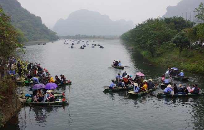 Tất cả những chiếc đò ở Tràng An đều không trang bị áo phao cho khách. Ảnh: Nguyễn Dương.