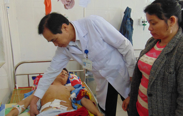 Bị đâm lòi ruột khi tham gia văn nghệ tại nhà văn hóa xóm