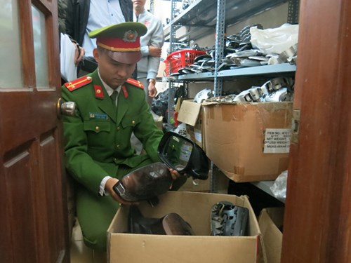 Cảnh sát kiểm tra kho phụ tùng của Đào Ngọc Lan