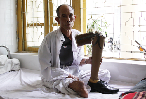 Khởi tố hai cha con đánh thương binh sau va chạm giao thông