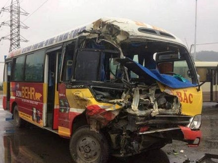 Xe tải đâm nát đầu xe buýt chở 40 hành khách