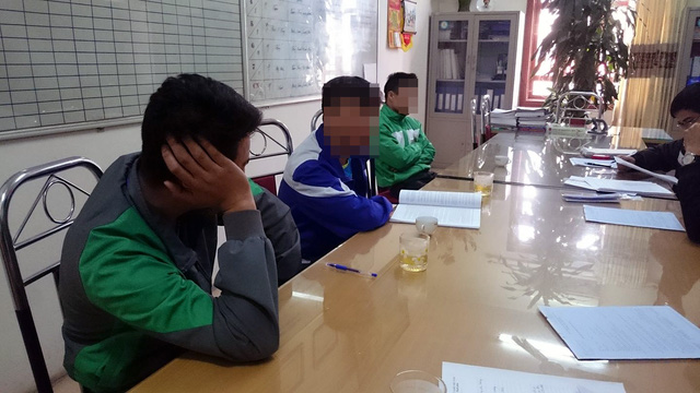 Hà Nội Xử phạt 3 tài xế taxi tiểu bậy ven đường