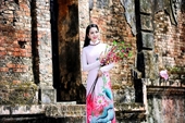 Hoa hậu Dương Kim Ánh mặc áo dài đi lễ chùa đầu năm Đinh Dậu 2017