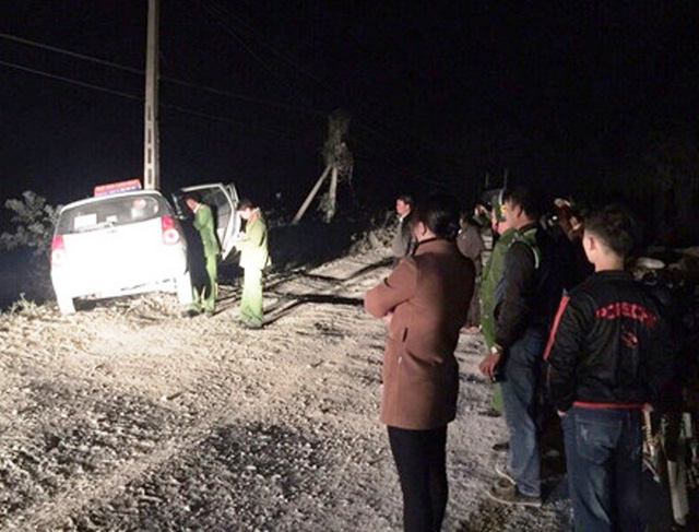 Dùng đá đập vào đầu, siết cổ tài xế, cướp xe taxi