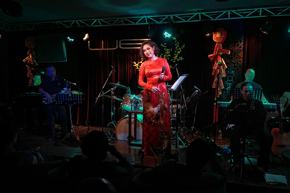 Ý Lan đính chính tin đồn rạn nứt hôn nhân