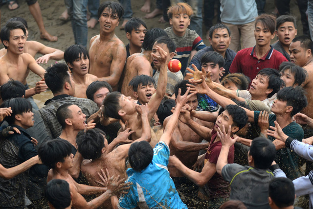 Yêu cầu Bộ Văn hóa báo cáo về tình trạng sử dụng xe công đi lễ hội