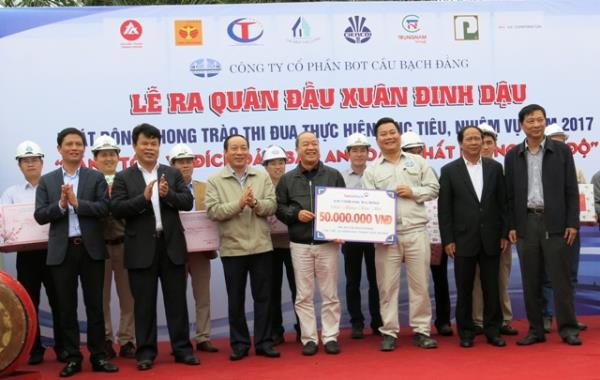 Lãng đạo thành phố Hải Phòng tặng quà các nhà thầu