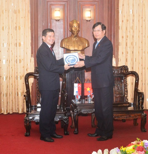 Phó Viện trưởng VKSNDTC Trần Công Phàn tặng quà lưu niệm cho ông Ivan Chua