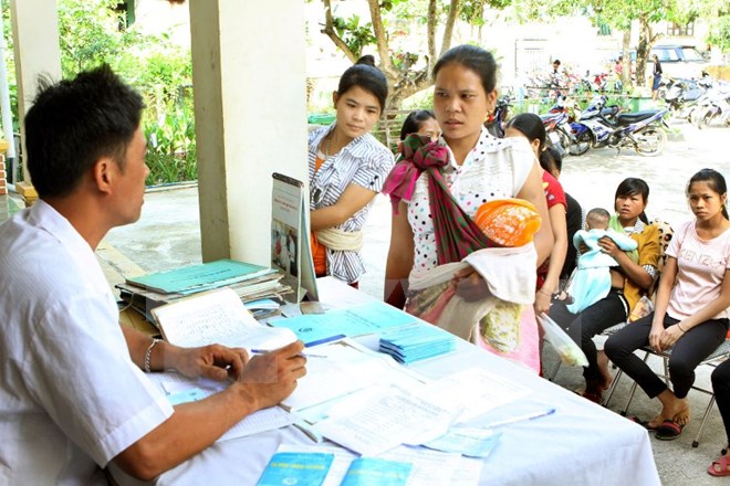  Một buổi tiêm chủng cho trẻ tại huyện miền núi. (Ảnh: TTXVN/Vietnam+)