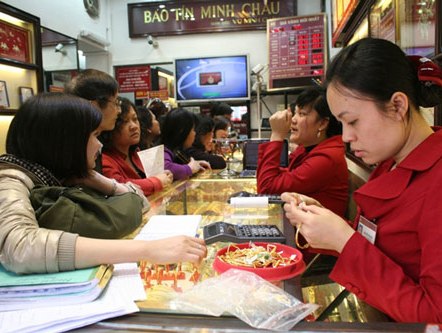 Giá USD tiếp tục tăng, vàng giảm