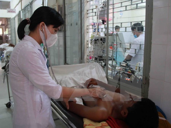 Ăn gỏi lợn, uống nước giếng, 16 người bị ngộ độc