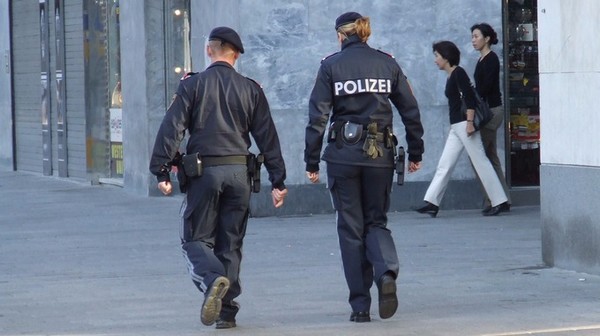  Một fan hâm mộ bóng đá của Áo bị phạt 100USD chỉ vì gọi cảnh sát là “công tử bột” (Ảnh minh họa)