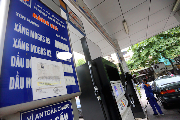 Đồng loạt tăng giá, xăng vượt 18 000 đồng lít