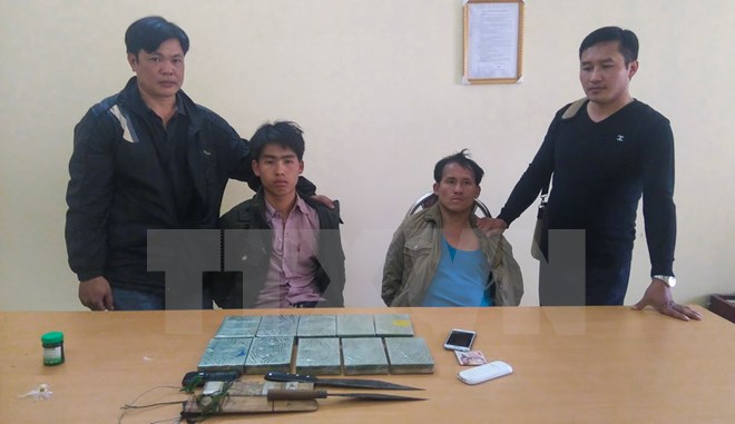 Bắt giữ 2 đối tượng vận chuyển 10 bánh heroin từ Lào vào Việt Nam