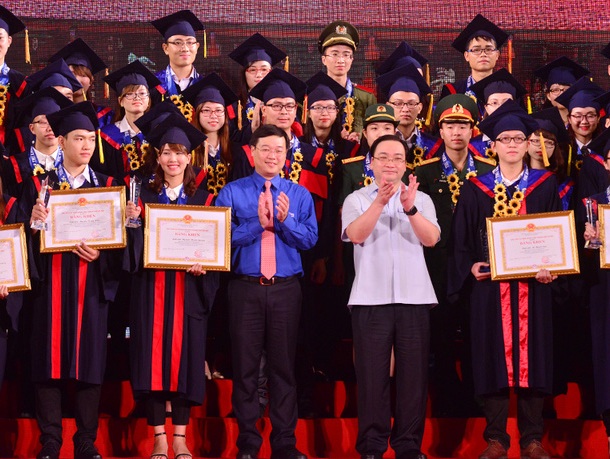 Hà Nội đặc cách 25 thủ khoa xuất sắc vào thẳng công chức