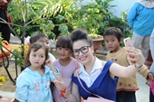 Hoa hậu Lê Thanh Thúy giản dị đi làm từ thiện