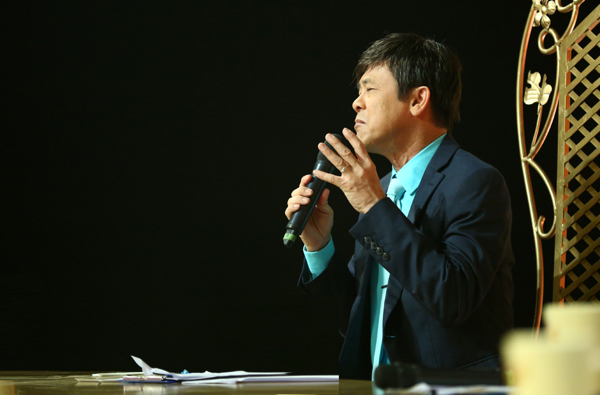 Thái Châu dọa lấy roi đánh cháu gái ngay trên sân khấu