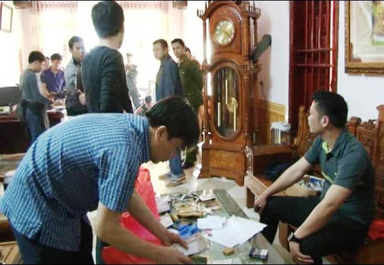  Lực lượng Công an đang lập biên bản hiện trường vụ bắt bạc ở Ninh Bình