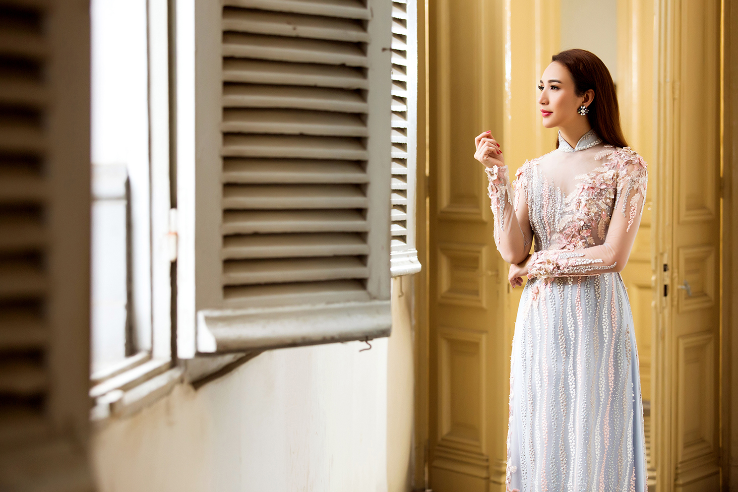 Hoa hậu Ngọc Diễm yêu kiều với áo dài Minh Châu