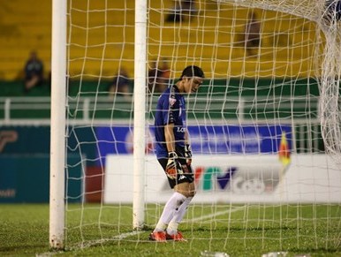 CLB Long An đình chỉ thủ môn sau trò hề trên sân Thống Nhất