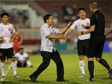 Chủ tịch và HLV trưởng CLB Long An bị trảm sau scandal gây chấn động