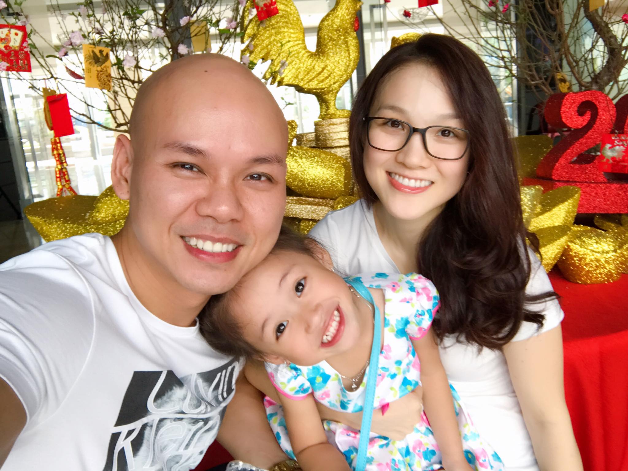 Phan Đinh Tùng dắt con gái đi làm từ thiện