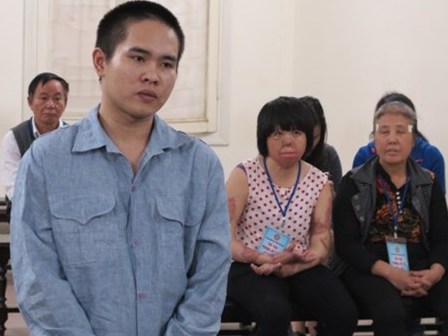 Giận hờn vu vơ, dùng xăng thiêu sống vợ trẻ đang ly thân