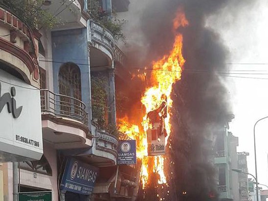 Cháy lớn thiêu rụi một cơ sở thẩm mỹ viện