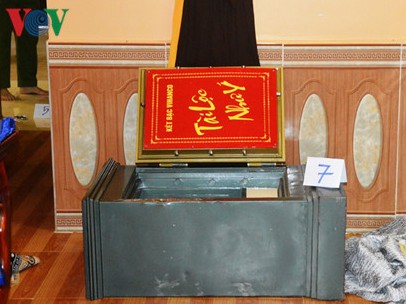 Đột nhập nhà chùa đục két sắt lấy tiền