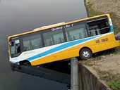 Xe buýt bị tông văng xuống kênh nước