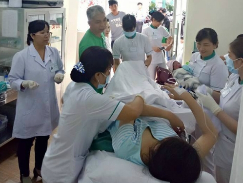 Sản phụ 19 tuổi đẻ rơi con trên taxi