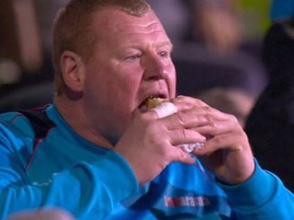 Thấy gì từ vụ thủ môn bị sa thải vì… ăn bánh