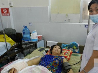 Níu kéo không thành, chồng chém lìa bàn tay vợ