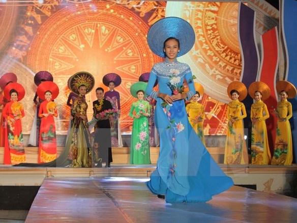 Phố đi bộ Nguyễn Huệ bừng sáng với Lễ hội Duyên dáng áo dài