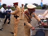 Cảnh sát giao thông Hà Nội xử lý xe cồng kềnh, tự chế Nhổ tận gốc vi phạm