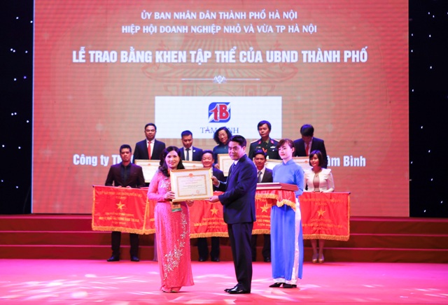 DS Lê Thị Bình nhận bằng khen Doanh nghiệp thủ đô xuất sắc năm 2016 từ Chủ tịch thành phố Hà Nội