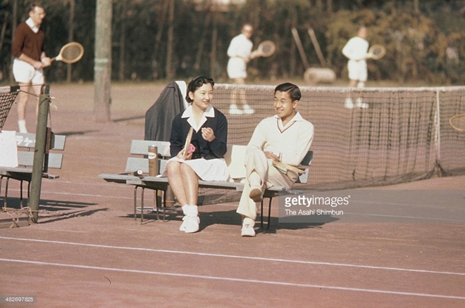 Giới báo chí Nhật Bản vẫn thường nhắc lại câu chuyện về mối nhân duyên cổ tích giữa Nhà vua Akihito - lúc ấy đang là Hoàng Thái tử Akihito và Hoàng hậu Michiko - vốn xuất thân từ một gia đình không thuộc dòng dõi Hoàng gia. Hai người gặp nhau trong một giải đấu tennis hè năm 1957 và phải lòng nhau từ đó. Ảnh: Getty Image