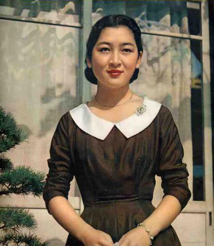 Công nương Michiko sinh năm 1934, là con gái của doanh nhân Hidesabuto và Fumiko. Gia đình Shoda vốn xuất sắc trong cả lĩnh vực kinh doanh và học thuật, từng được nhận Huân chương Văn hóa, huân chương cao quý nhất của Nhà vua dành cho học giả và nghệ sĩ. Ảnh: Tư liệu Hoàng gia Nhật Bản