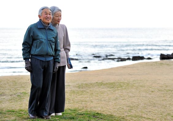 Đã 60 năm kể từ khi mối tình của Nhà vua Akihito và Hoàng hậu Michiko bắt đầu, người dân Nhật Bản vẫn từng ngày trân trọng và ngưỡng mộ, tự hào về cuộc hôn nhân lịch sử ấy. Có lẽ, chính tình yêu chân thành, bền bỉ cùng năm tháng, gắn liền với trách nhiệm và sự quan tâm sâu sắc tới muôn dân, đã khiến tình yêu của Nhà vua Akihito và Hoàng hậu Michiko trở thành câu chuyện đẹp tựa cổ tích của lịch sử hiện đại Nhật Bản. Ảnh: Getty Image