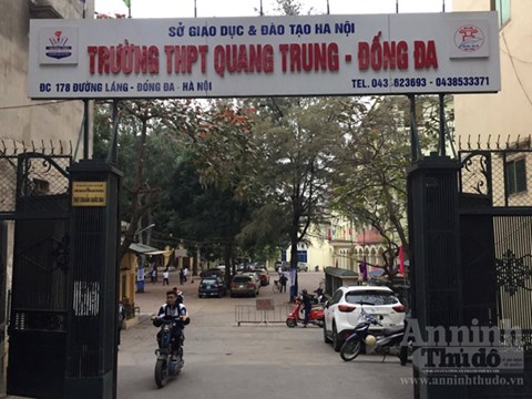 Sân trường THPT Quang Trung - Đống Đa biến thành bãi trông xe cỡ lớn chiếm gần hết nơi vui chơi của học sinh