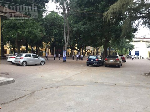  Ô tô ra vào sân trường THPT Quang Trung - Đống Đa ngay trong giờ ra chơi của học sinh