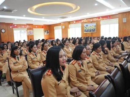Nâng cao nghiệp vụ chỉ huy, điều khiển giao thông cho nữ CSGT