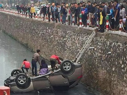Xe ô tô lật ngửa dưới mương nước