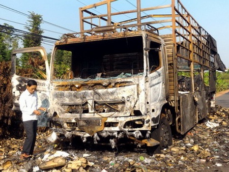 Ôtô chở hàng tạp hóa cháy rụi