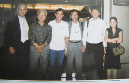Ông Sugimoto (thứ ba, từ bên phải sang) Đào Thanh Nhi (ngoài cùng bên phải) tại Hà Nội năm 2006”– Nguồn: Internet