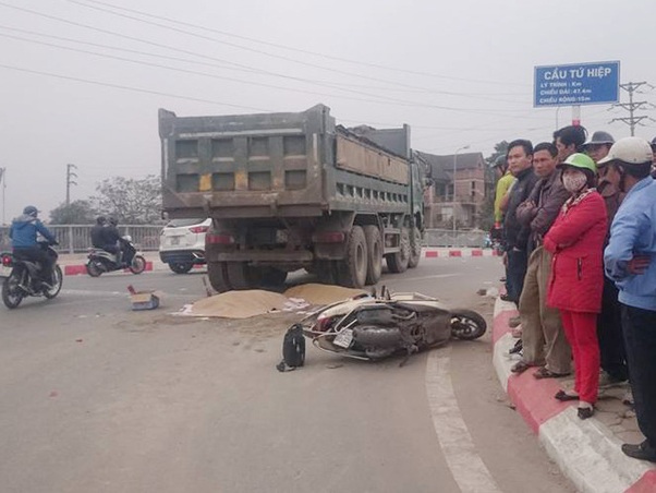 Hà Nội Xe tải cán chết 2 người đi xe máy